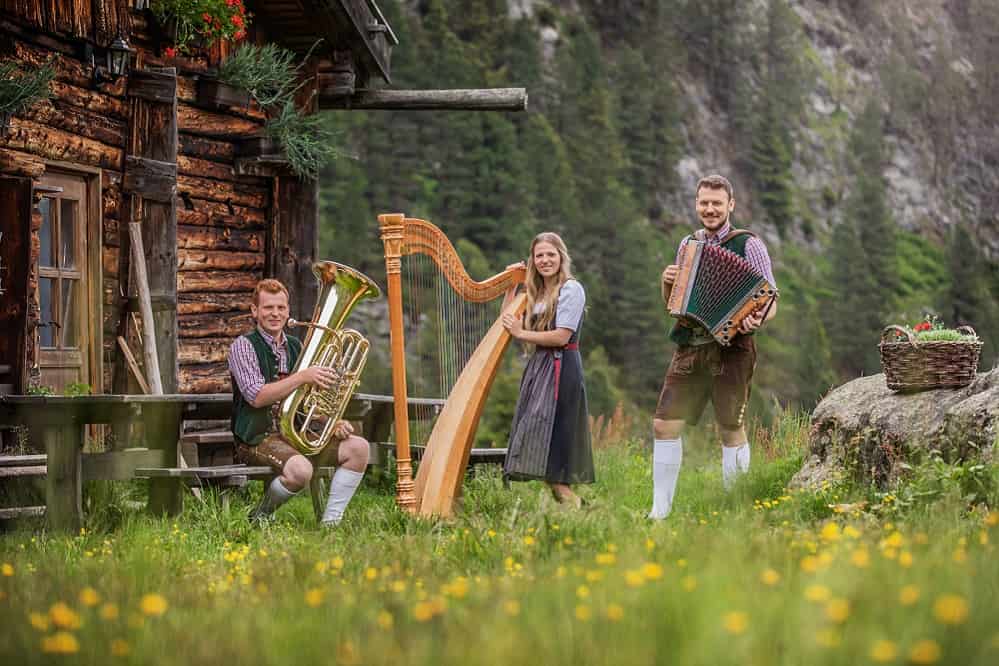 In the whole Stubai Valley you can celebrate to folk music from the entire Alpine region at “Klang & G’sang auf den Almen” on Sunday, 30 July 2023, at various huts and alpine pastures. Credit: Lukas Pfurtscheller
