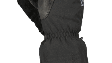 Warm winter ski glove with leather palm and waterproof fabric for winter sports.